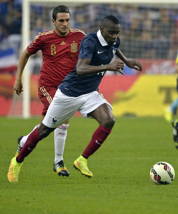 Matuidi conduce el balón en presencia de Koke.