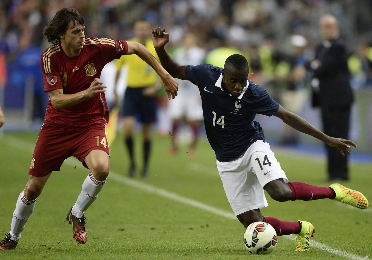 Matuidi pelea un balón con Iturraspe.