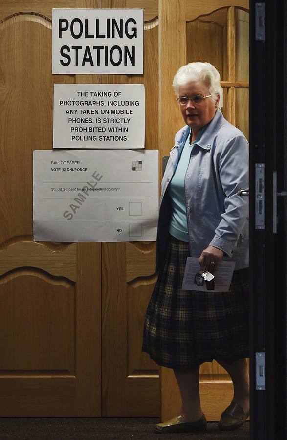 Escocia ya decide su futuro. Una mujer accede a la sala para votar en un colegio electoral en Edimburgo.