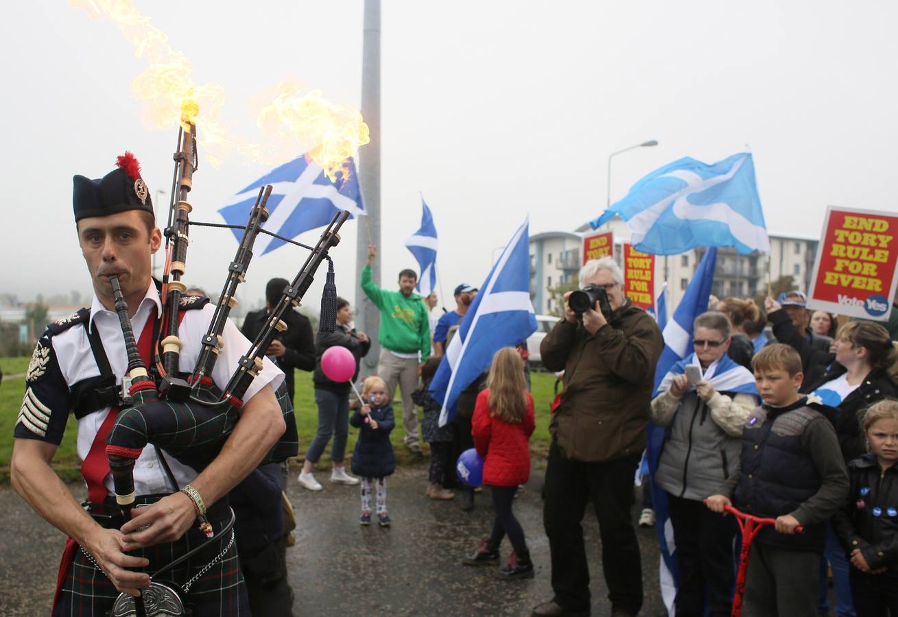 Escocia ya decide su futuro. Un gaitero se acerca a un colegio electoral de Edimburgo.