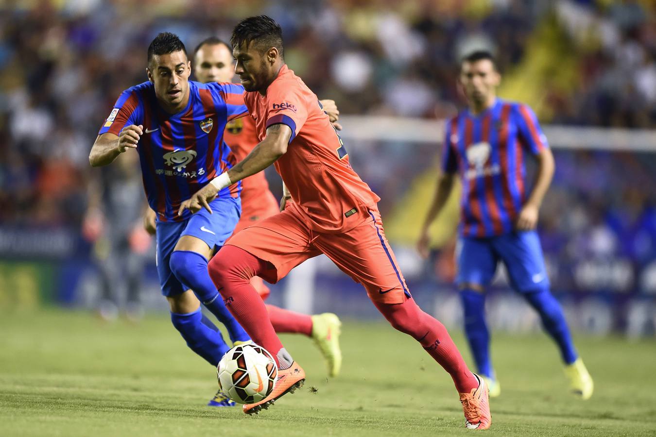 El líder Barcelona golea 5-0 en visita al Levante con un gran Messi