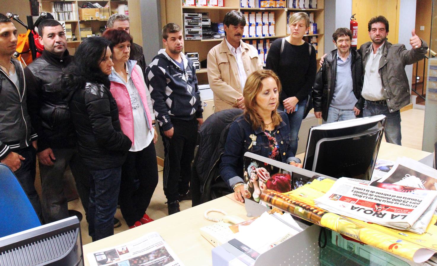 Los alumnos del Centro Ocupacional de Fundación Cáritas-Chavicar de Santo Domingo y Logroño visitan la multimedia de Diario LA RIOJA