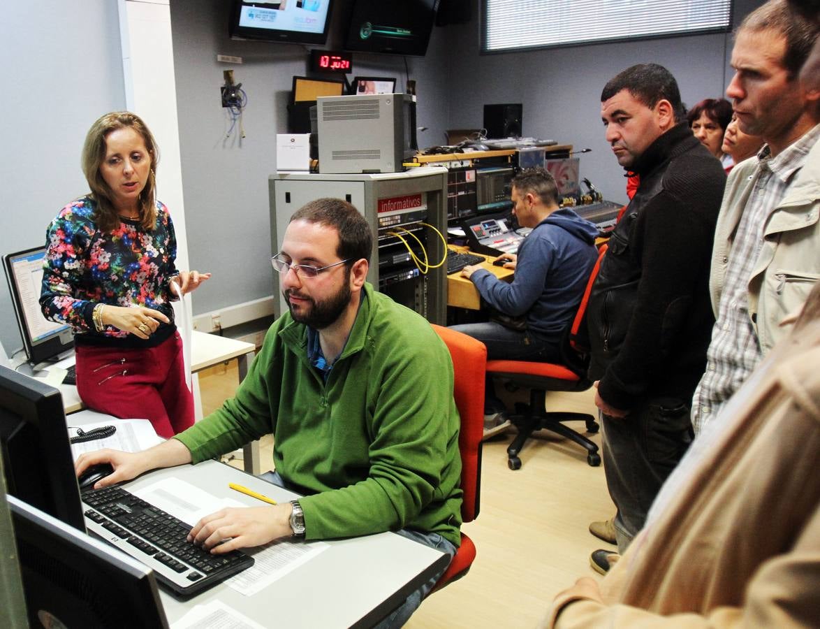 Los alumnos del Centro Ocupacional de Fundación Cáritas-Chavicar de Santo Domingo y Logroño visitan la multimedia de Diario LA RIOJA