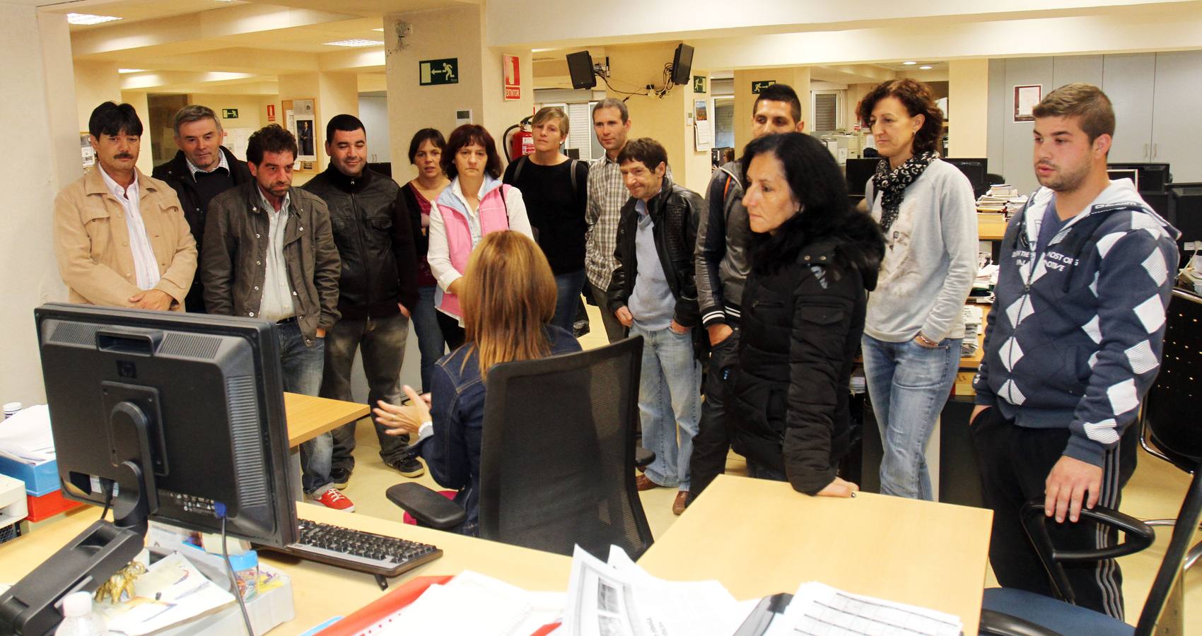 Los alumnos del Centro Ocupacional de Fundación Cáritas-Chavicar de Santo Domingo y Logroño visitan la multimedia de Diario LA RIOJA