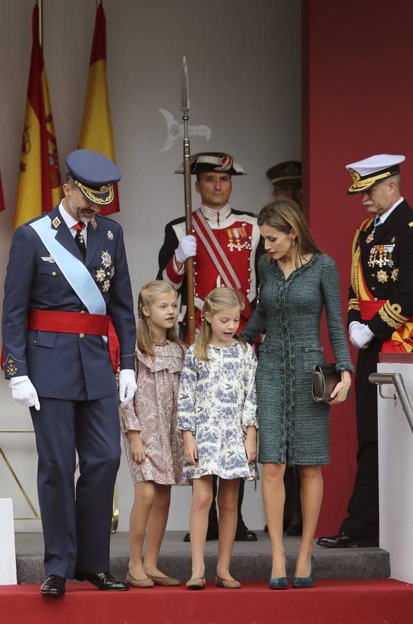 Los Reyes presiden su primer desfile de la Fiesta Nacional