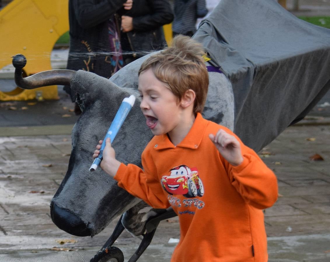 Encierro infantil con reses simuladas en las fiestas de Varea