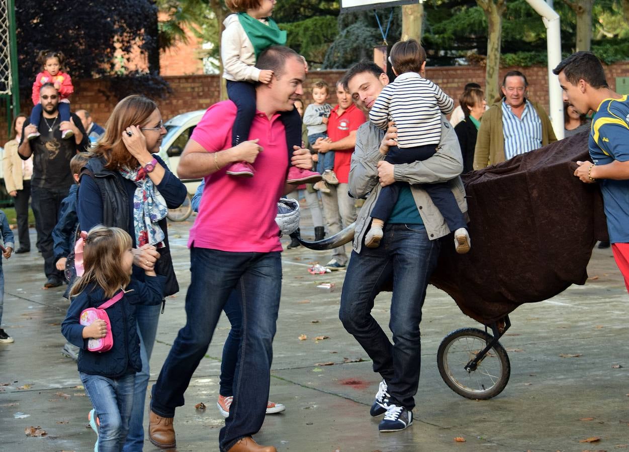 Encierro infantil con reses simuladas en las fiestas de Varea