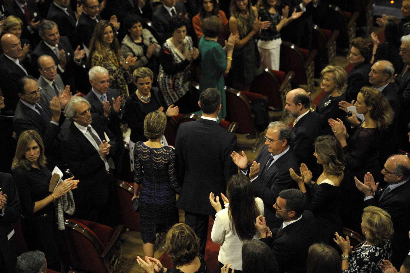 Los Reyes entran en el Teatro Campoamor de Oviedo.