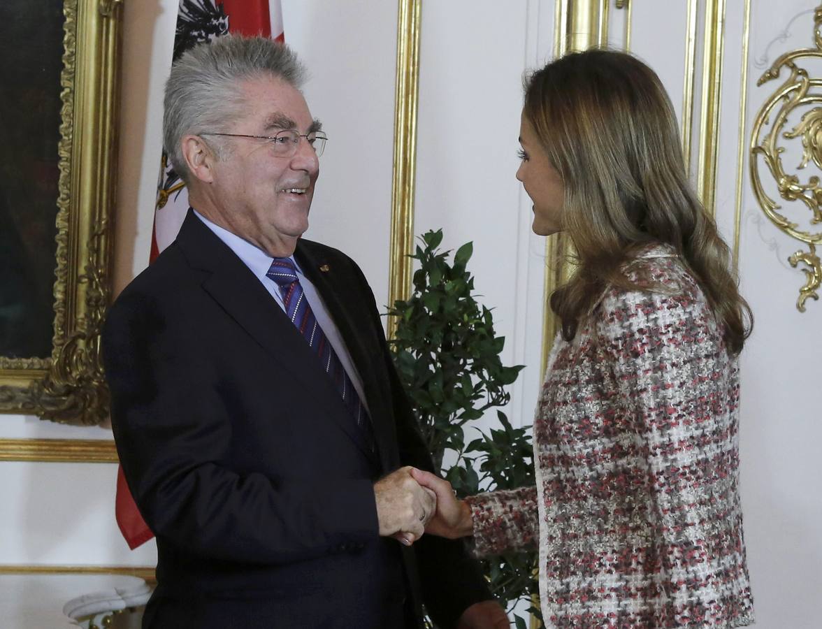 El presidente de Austria, Heinz Fischer, saluda a doña Letizia.