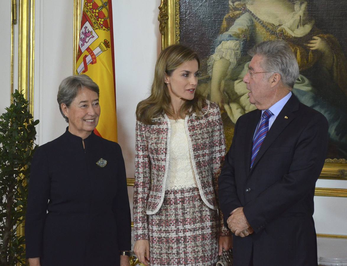 La reina Letizia conversa con el presidente de Austria, Heinz Fischer, y su esposa, Margit, durante una recepción en el Hofburg, el antiguo Palacio Imperial en Viena.