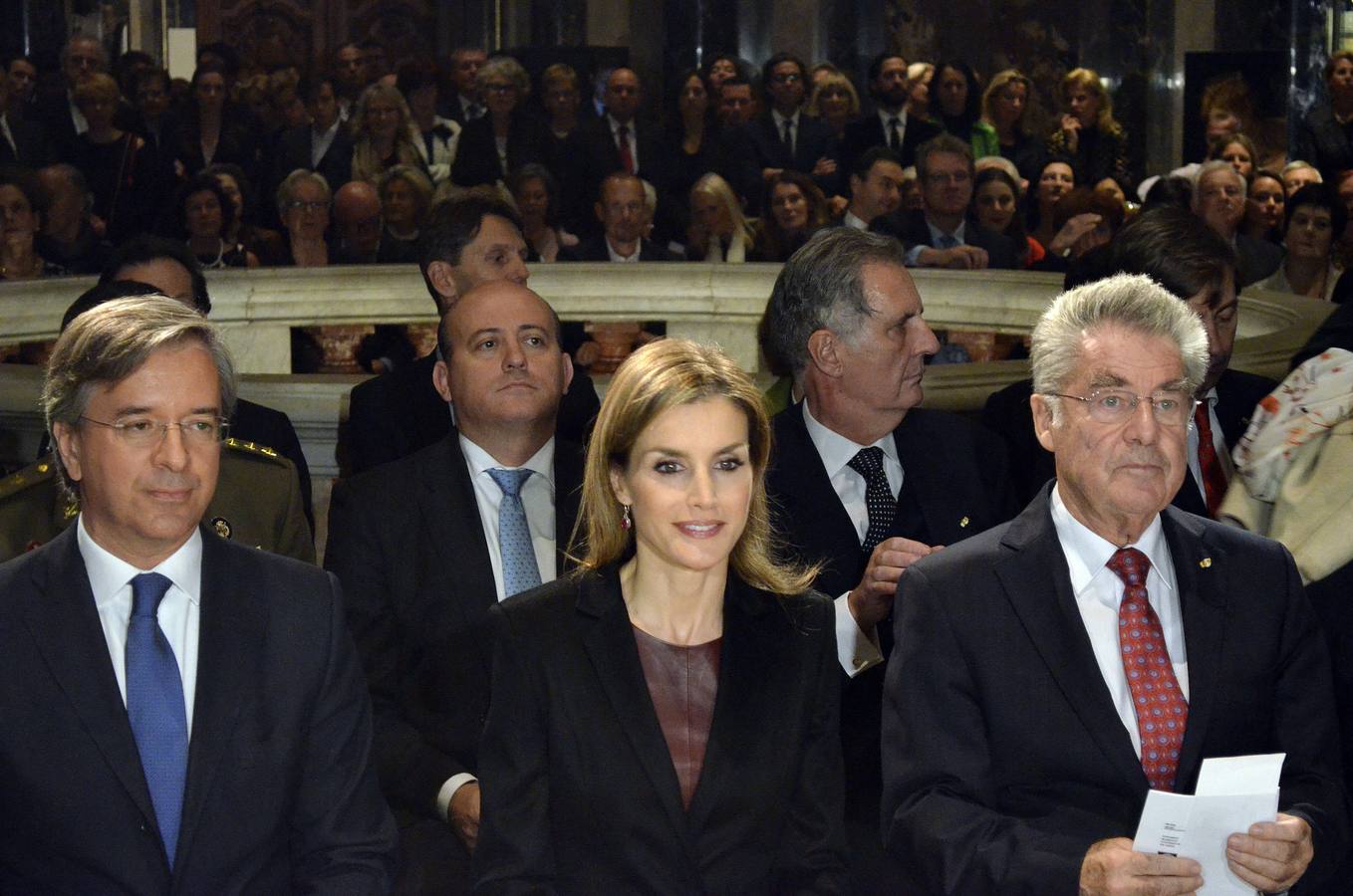 La reina Letizia junto al presidente de Austria, Heinz Fischer (d), y el embajador de España en Austria, Alberto Carnero.