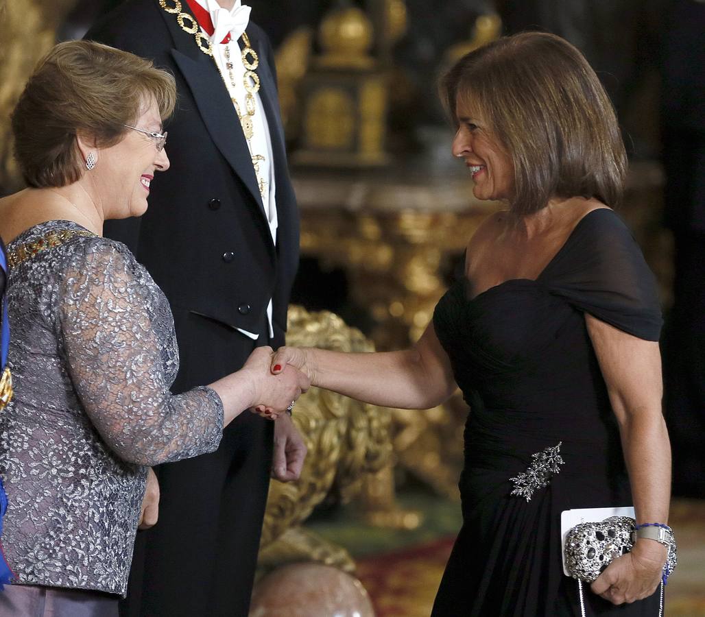 Los Reyes reciben a Bachelet en la primera visita de Estado con Felipe VI