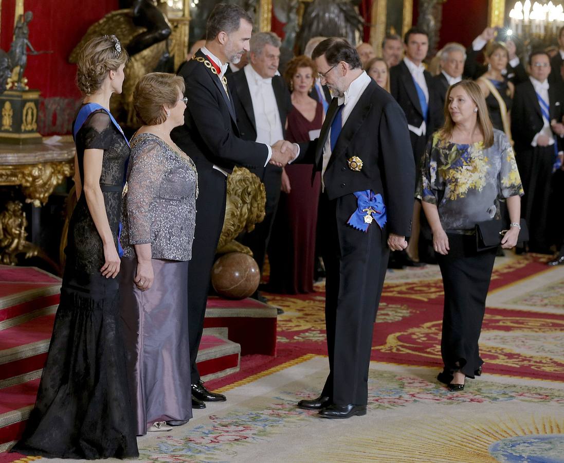 Los Reyes reciben a Bachelet en la primera visita de Estado con Felipe VI