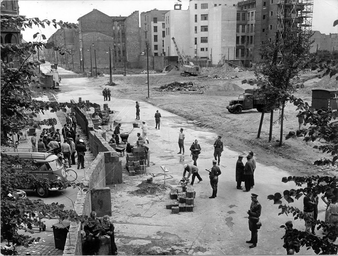 Tan sólo cinco días más tarde, comenzaba la tarea. Más de 10.000 soldados de la República Democrática Alemana (RDA) empezaron a construir el muro propiamente dicho.