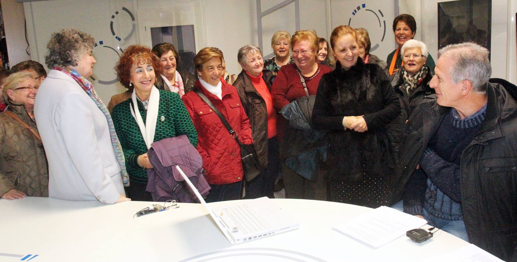 Visita a la multimedia de Diario LA RIOJA de un grupo del taller Vida Sana del Ayuntamiento de Logroño