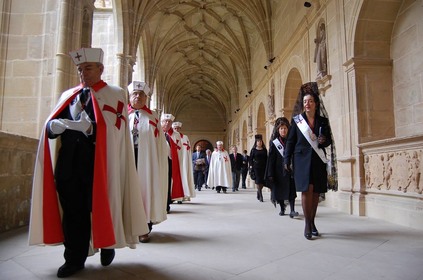 Inaugurado en Yuso un busto de Isabel la Católica y elección de Santiago Vivanco como caballero