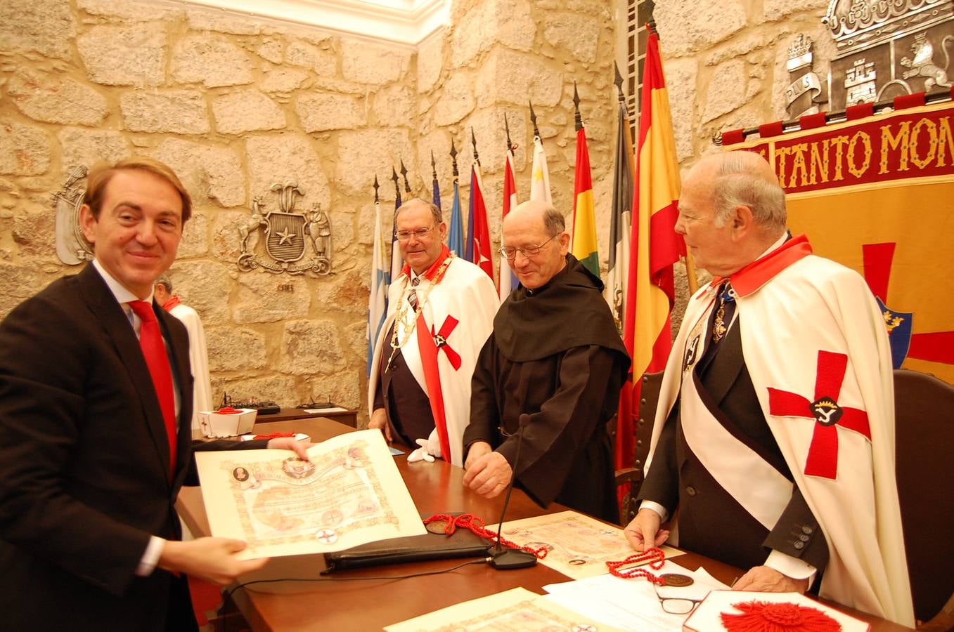 Inaugurado en Yuso un busto de Isabel la Católica y elección de Santiago Vivanco como caballero