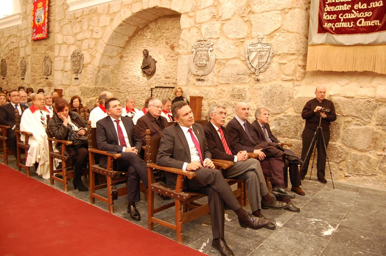 Inaugurado en Yuso un busto de Isabel la Católica y elección de Santiago Vivanco como caballero