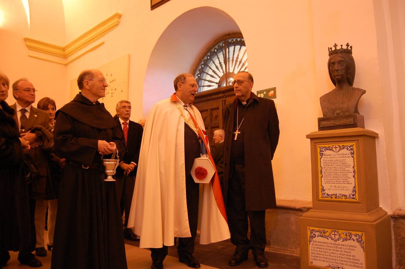 Inaugurado en Yuso un busto de Isabel la Católica y elección de Santiago Vivanco como caballero
