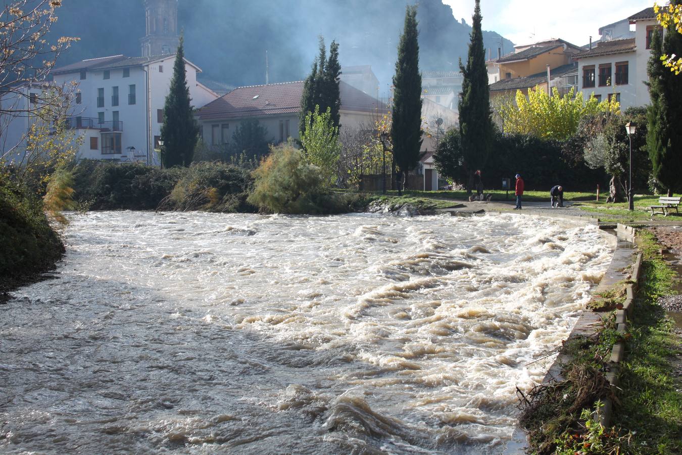 El río pasa crecido y con fuerza por Arnedillo.