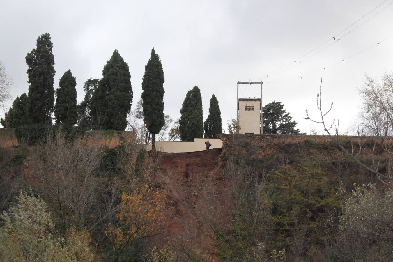 Las lluvias han provocado la caída de parte del talud del monsterio de Vico de Arnedo.