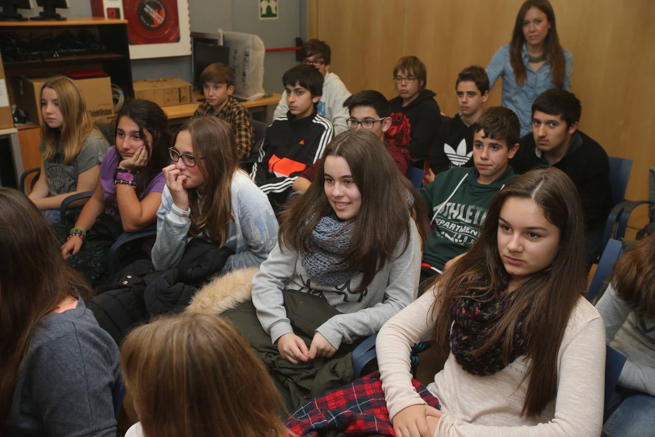 Alumnos de 1º y 2º,de la ESO, grupo B, del IES Virgen de Vico de Arnedo visitan la multimedia de Diario LA RIOJA
