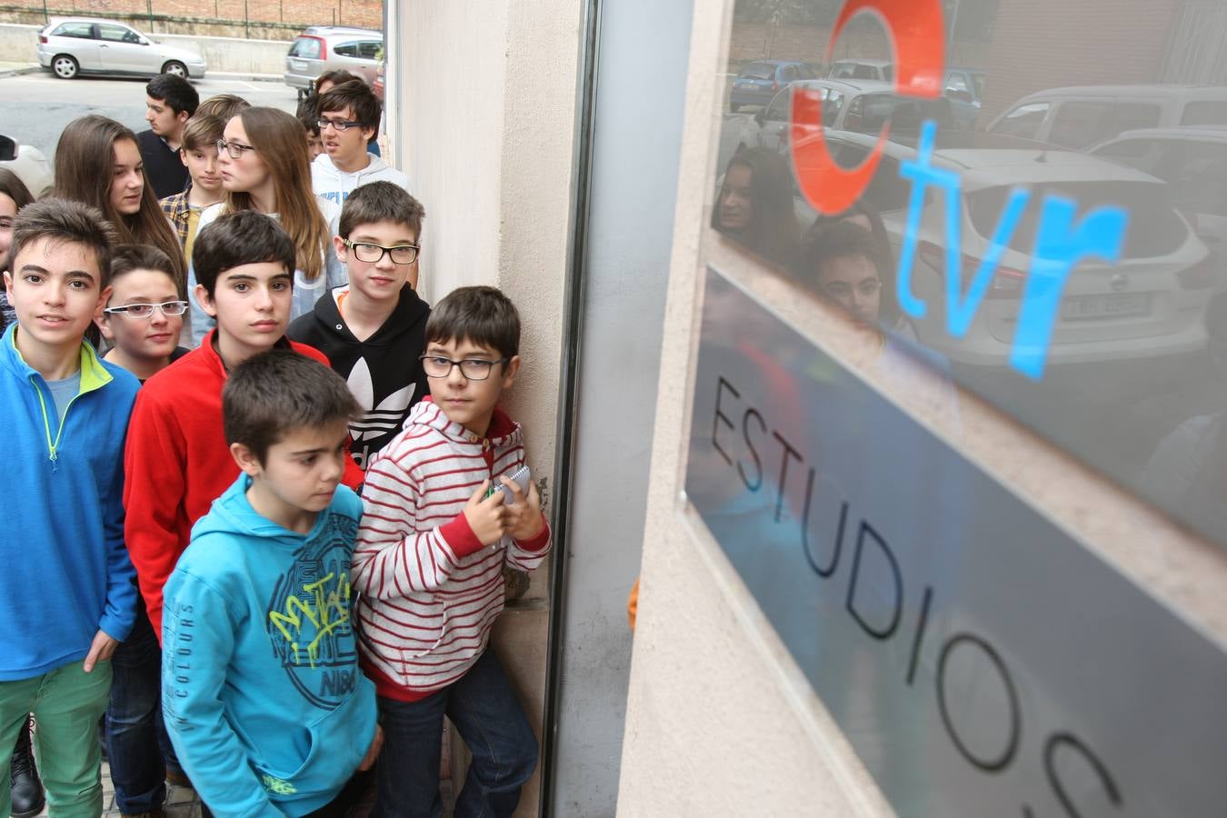 Alumnos de 1º y 2º,de la ESO, grupo B, del IES Virgen de Vico de Arnedo visitan la multimedia de Diario LA RIOJA