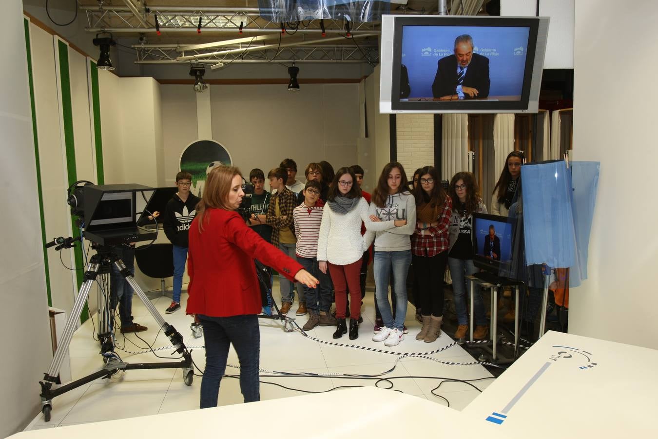 Alumnos de 1º y 2º,de la ESO, grupo B, del IES Virgen de Vico de Arnedo visitan la multimedia de Diario LA RIOJA