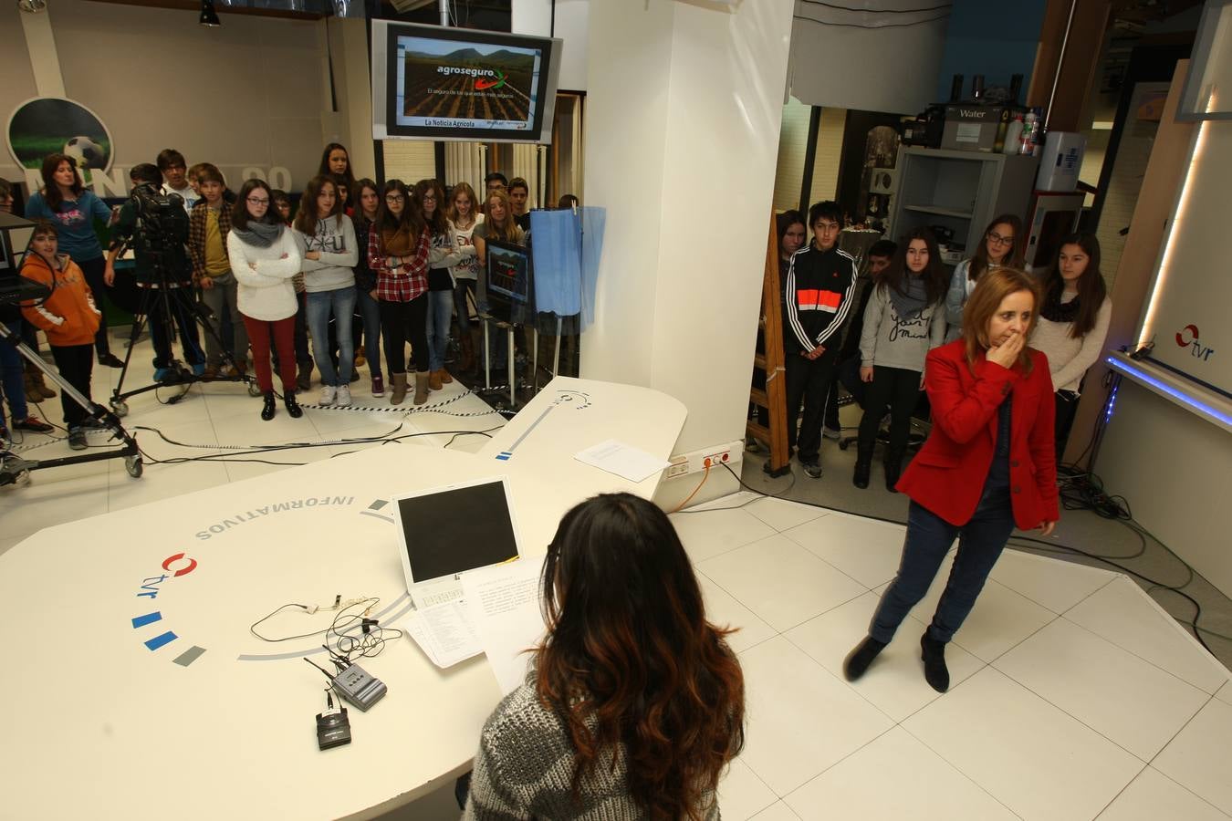 Alumnos de 1º y 2º,de la ESO, grupo B, del IES Virgen de Vico de Arnedo visitan la multimedia de Diario LA RIOJA