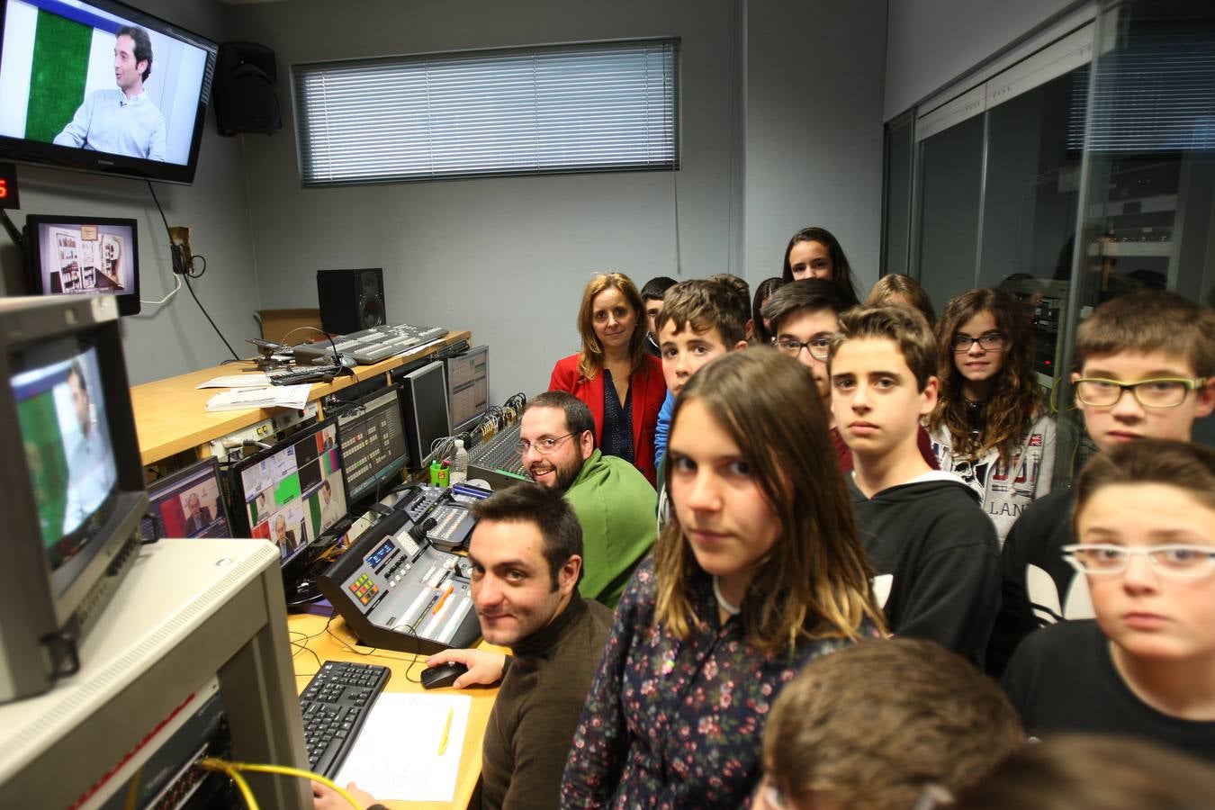 Alumnos de 1º y 2º,de la ESO, grupo B, del IES Virgen de Vico de Arnedo visitan la multimedia de Diario LA RIOJA