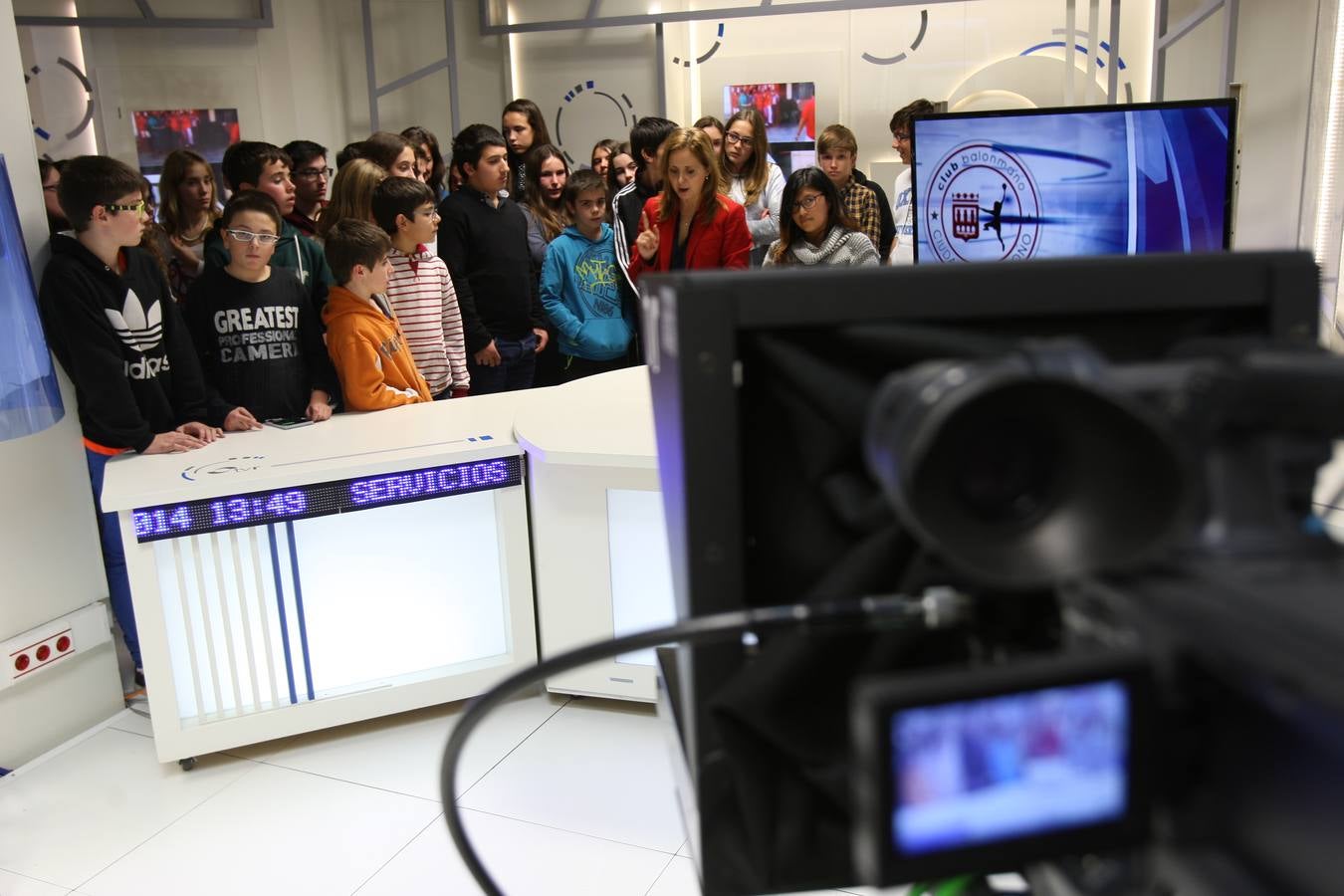 Alumnos de 1º y 2º,de la ESO, grupo B, del IES Virgen de Vico de Arnedo visitan la multimedia de Diario LA RIOJA