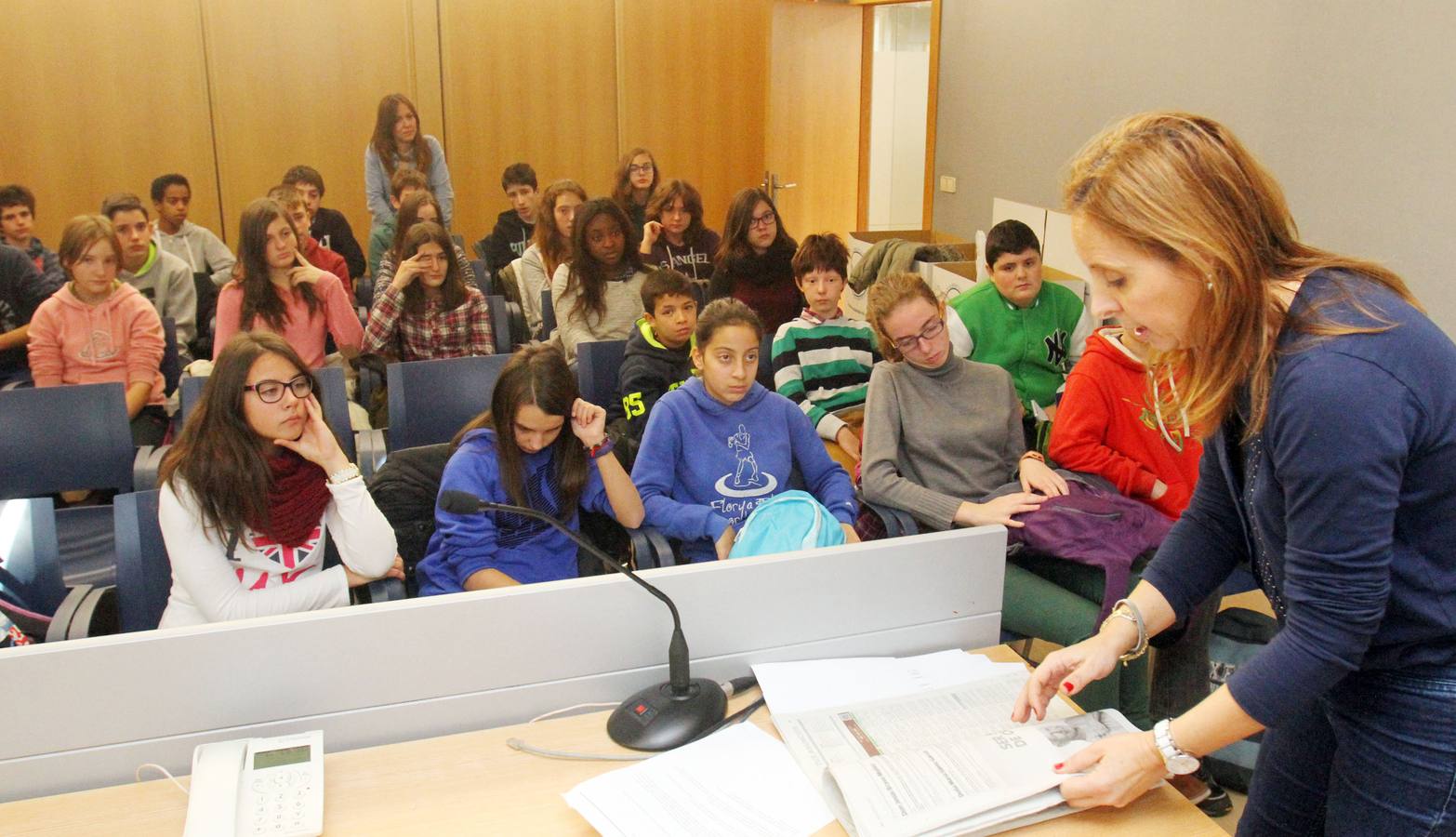 Alumnos de 1º y 2º,de la ESO, grupo A, del IES Virgen de Vico de Arnedo visitan la multimedia de Diario LA RIOJA