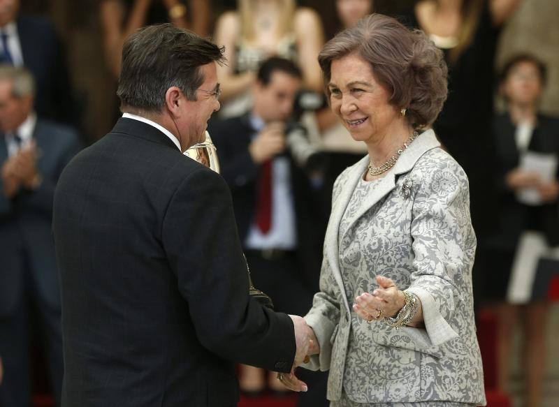 El padre de la nadadora española Mireia Belmonte recibe en nombre de su hija el Premio Reina Sofía de manos de la Reina Sofía.