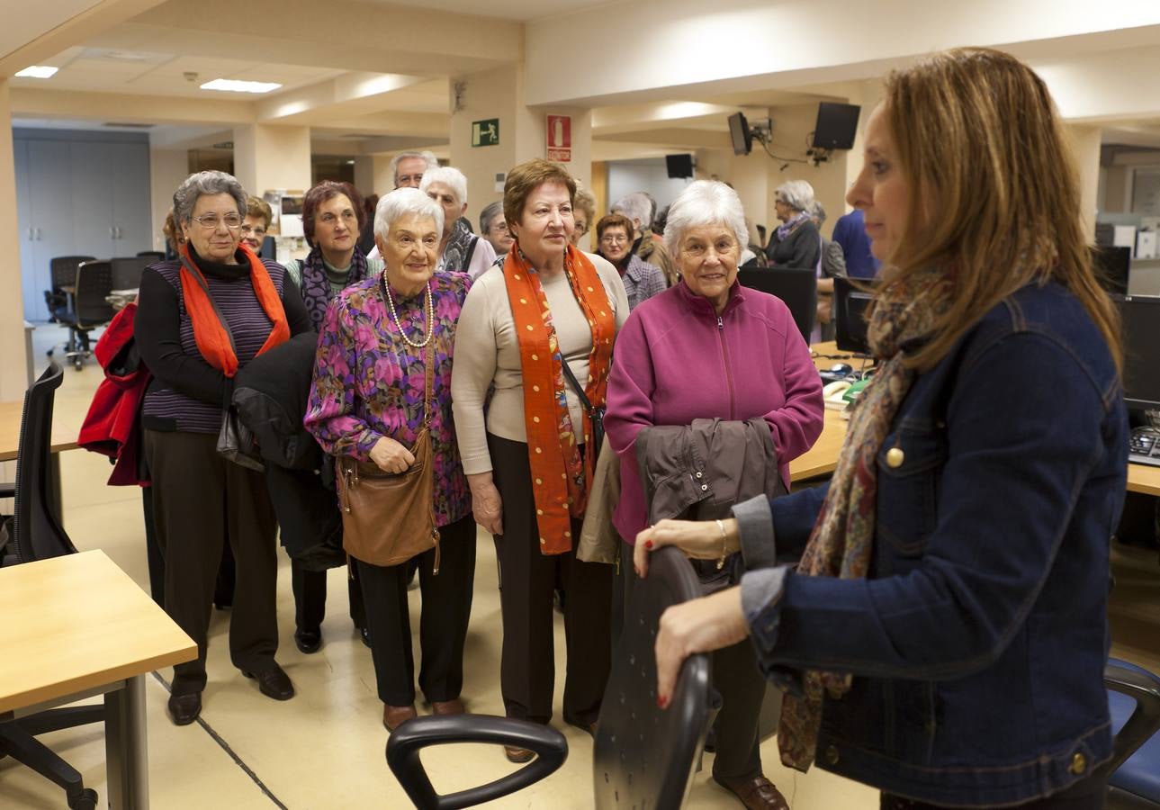 Alumnas del Programa Vida Sana del Ayuntamiento de Logroño visita la multimedia de Diario LA RIOJA