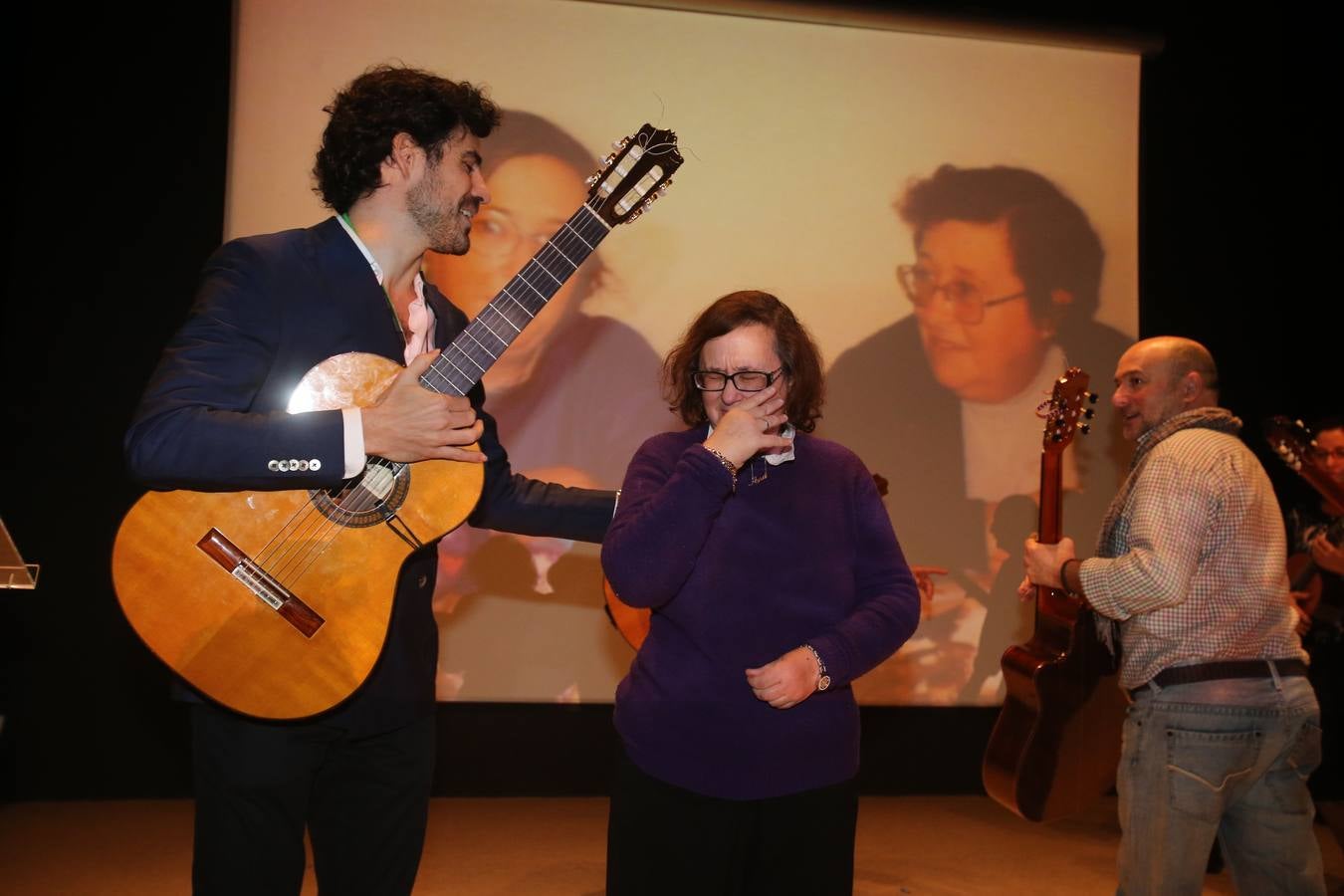 Villegas reconoce con una &quot;serenata&quot; a una mujer que cuidó 11 años a su madre