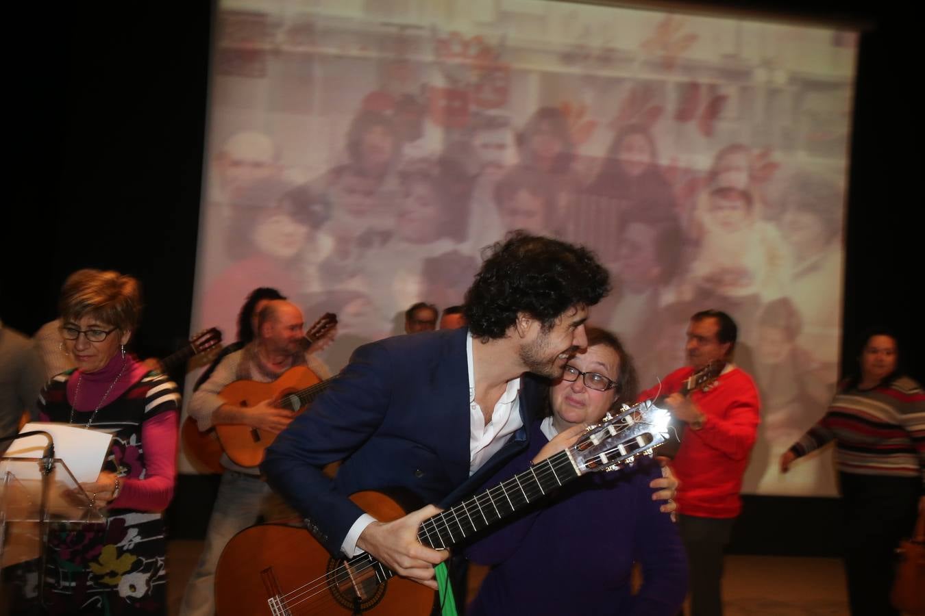 Villegas reconoce con una &quot;serenata&quot; a una mujer que cuidó 11 años a su madre