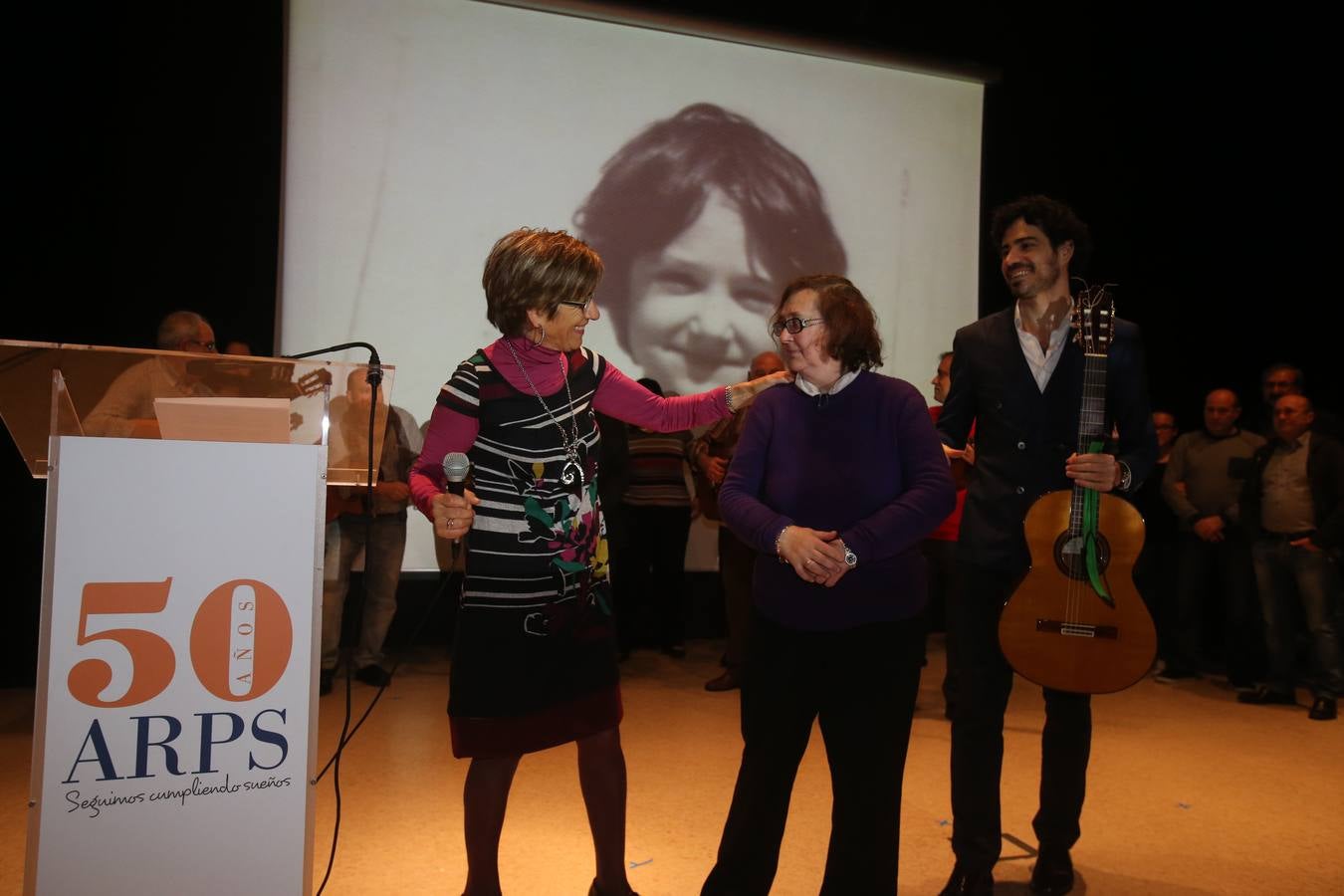 Villegas reconoce con una &quot;serenata&quot; a una mujer que cuidó 11 años a su madre