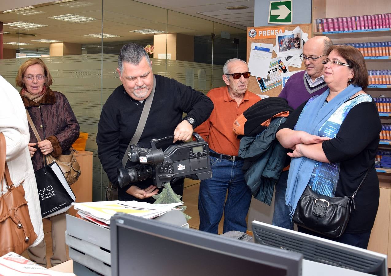 Miembros de la ONCE visitan la multimedia La Rioja