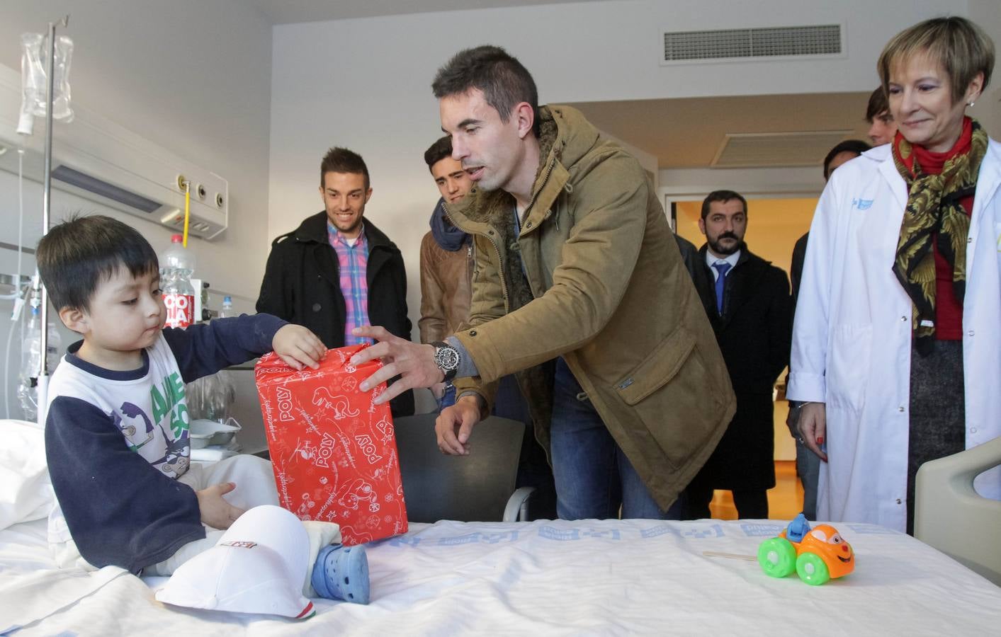 Los jugadores de la UDL visitan a los niños ingresados en el San Pedro