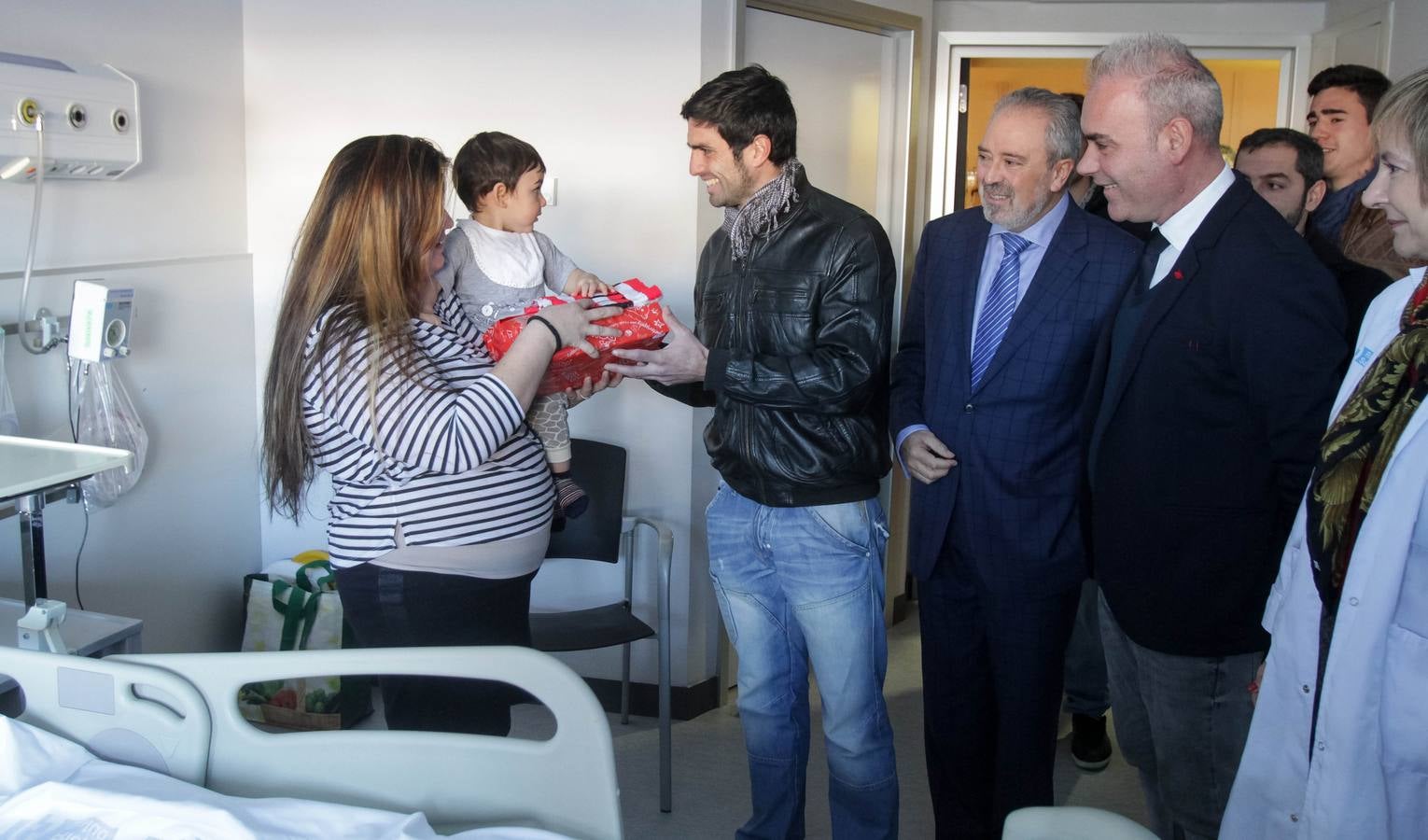 Los jugadores de la UDL visitan a los niños ingresados en el San Pedro