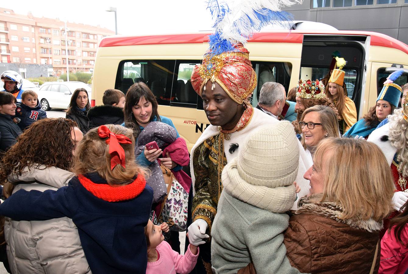 Los Reyes Magos entregan los regalos a los niños del San Pedro