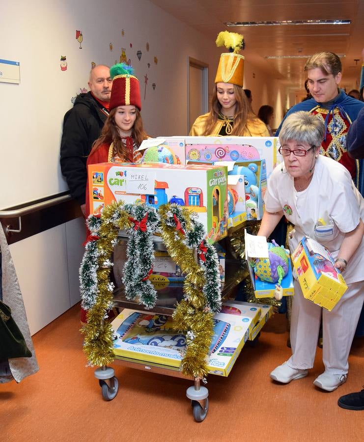 Los Reyes Magos entregan los regalos a los niños del San Pedro