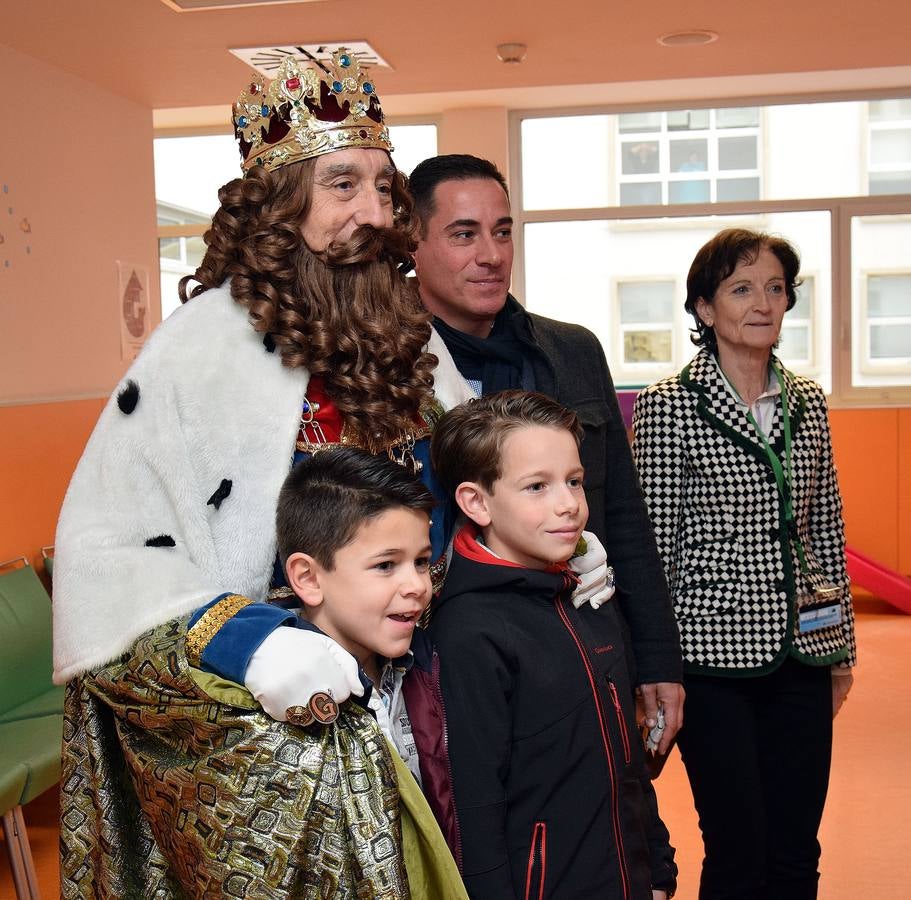 Los Reyes Magos entregan los regalos a los niños del San Pedro