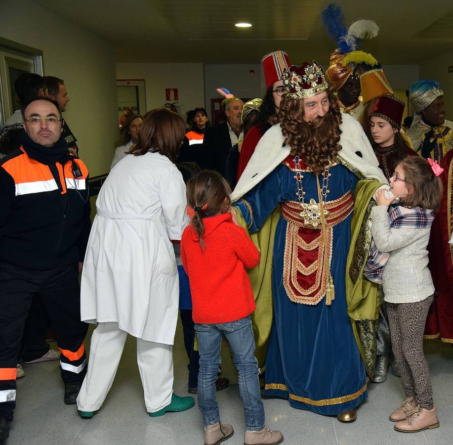 Los Reyes Magos entregan los regalos a los niños del San Pedro