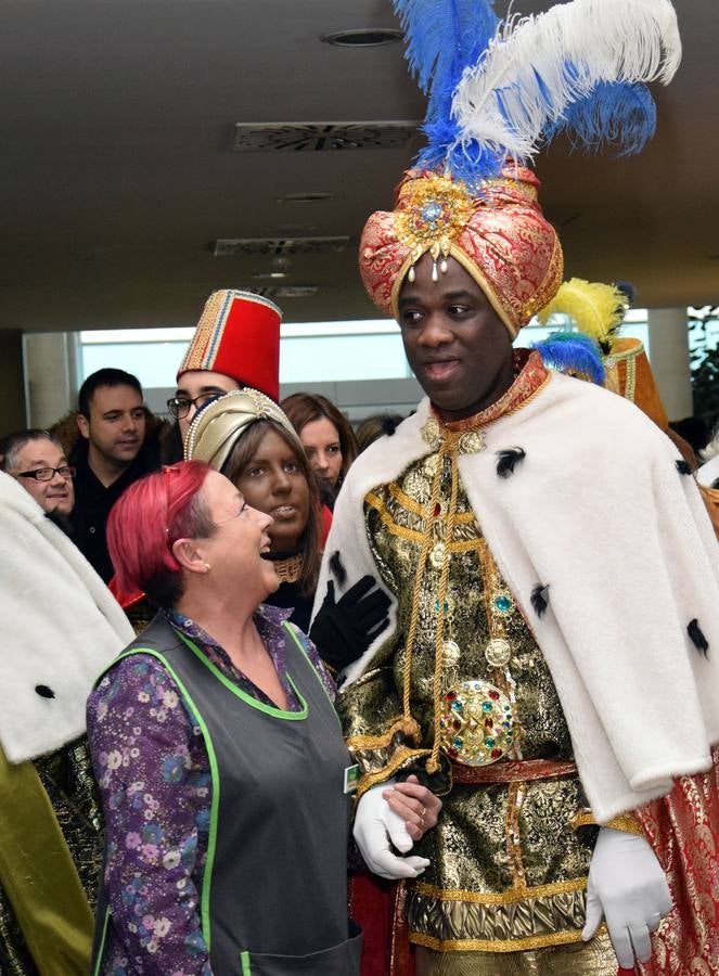 Los Reyes Magos entregan los regalos a los niños del San Pedro