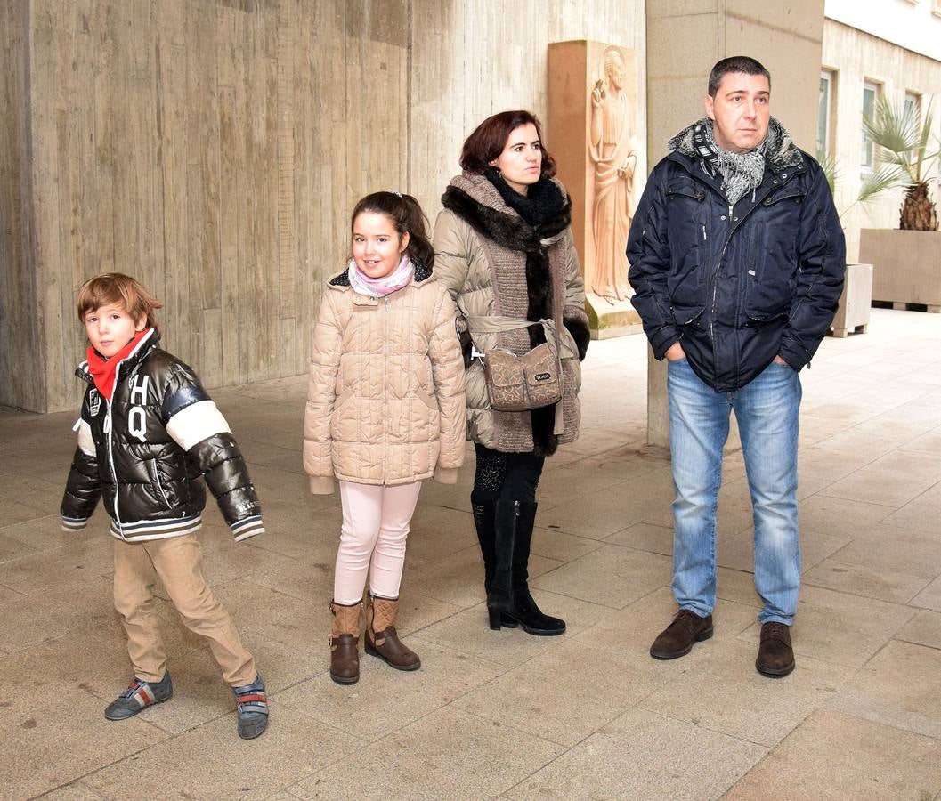 Los Reyes Magos entregan los regalos a los niños del San Pedro