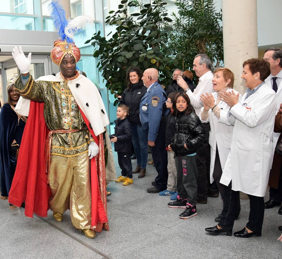 Los Reyes Magos entregan los regalos a los niños del San Pedro