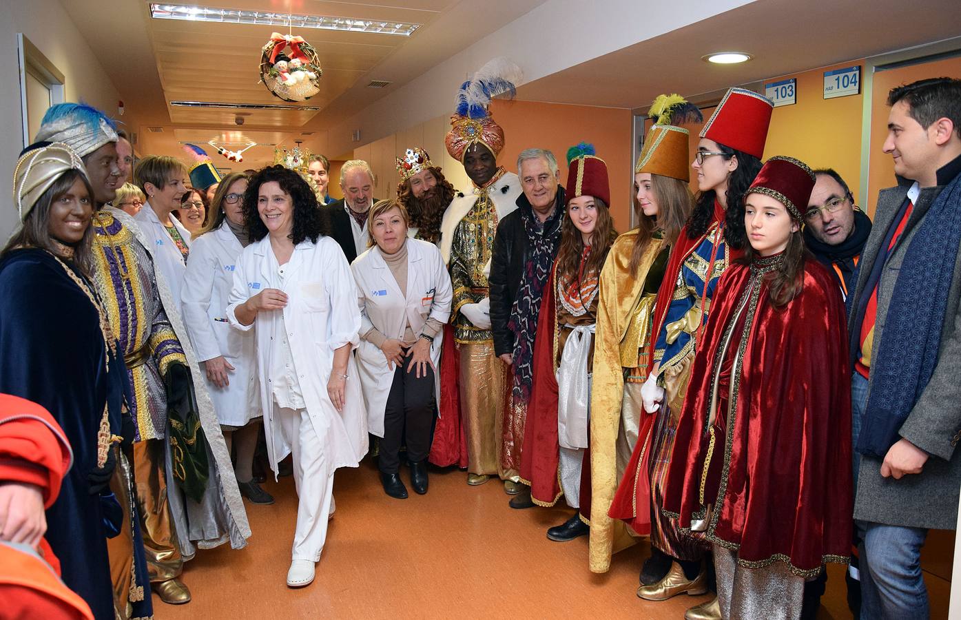 Los Reyes Magos entregan los regalos a los niños del San Pedro