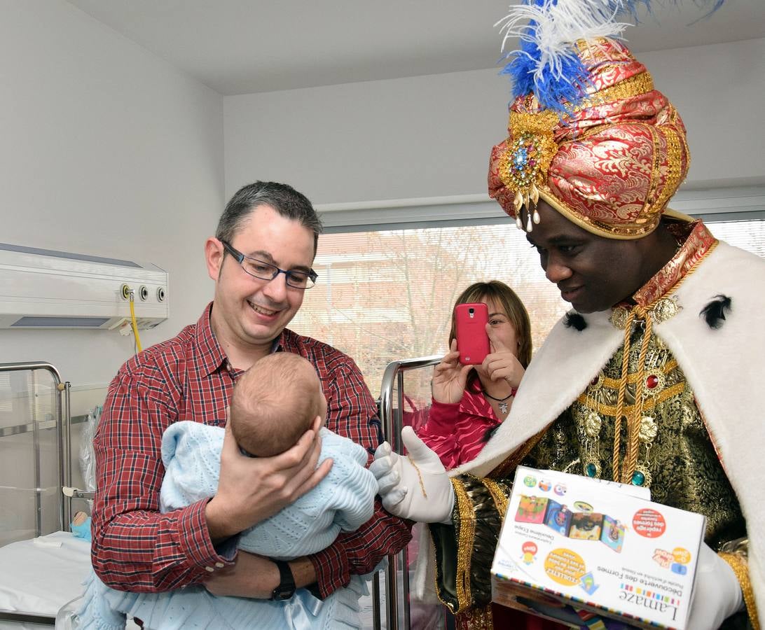 Los Reyes Magos entregan los regalos a los niños del San Pedro