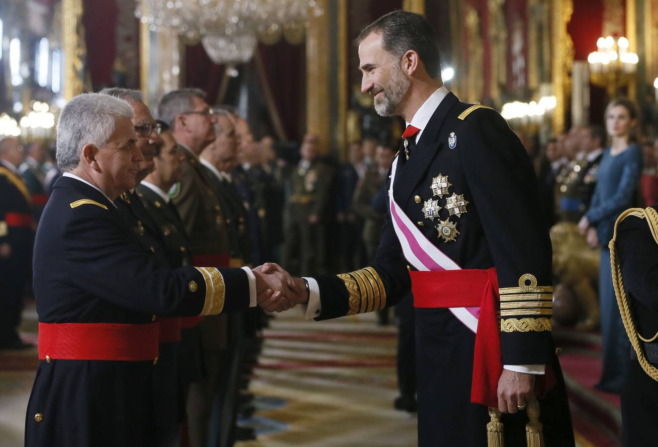 Felipe VI, durante los saludos a los invitados en un acto celebrado en el Palacio Real.